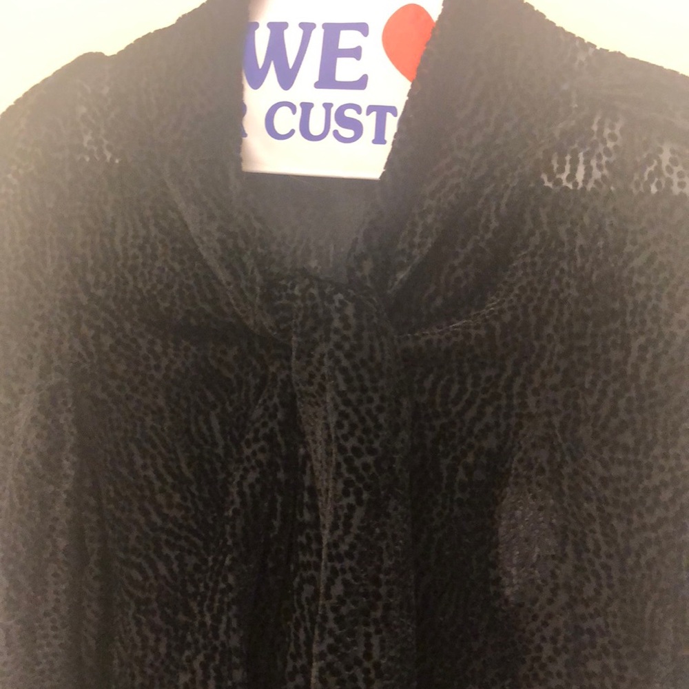 Beautiful velvety tie-collar very classy